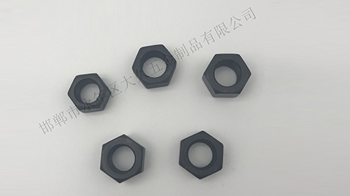 在大久五金看來，六角螺母是將機(jī)械設(shè)備緊密連接起來的重要零件